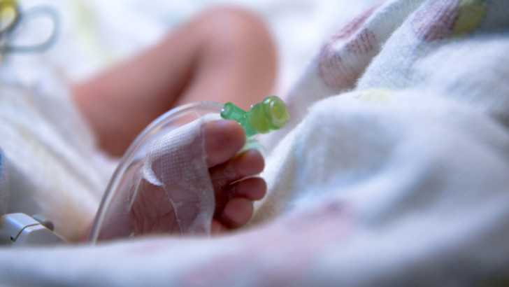 Причины и симптомы преждевременных родов, отличия от выкидыша, действия при угрозе раннего родоразрешения и профилактика