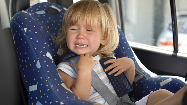Что делать, если ребенка укачивает и тошнит в машине, и почему это происходит?