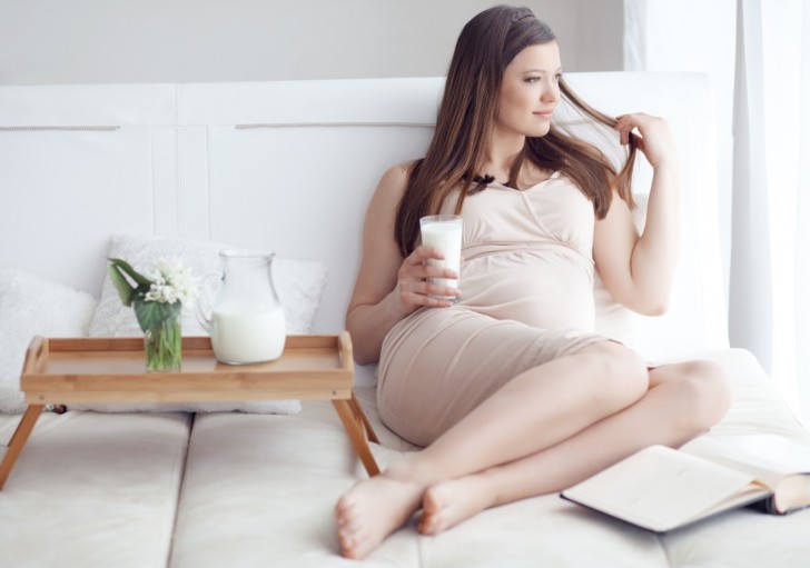 Можно или нельзя гладить или щупать живот во время беременности и почему?
