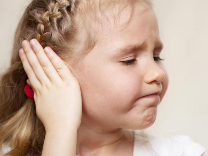 Что делать, если у ребенка заложило одно или оба уха, но оно не болит?