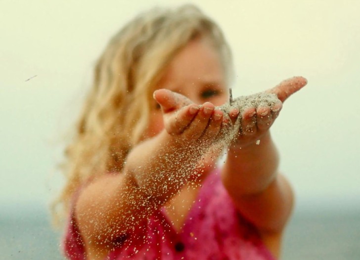 Что делать, если маленькому ребенку в глаза попал песок, как правильно их промыть?