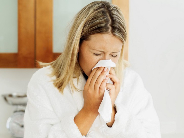 Чихание и насморк при беременности: почему больно чихать и как можно лечиться на ранних сроках?