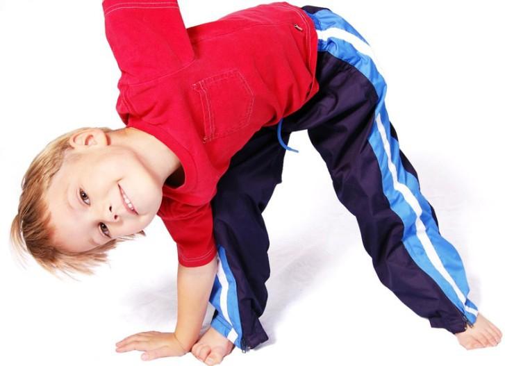 Упражнения ЛФК для исправления осанки у детей и подростков: выполнение комплекса гимнастики в домашних условиях
