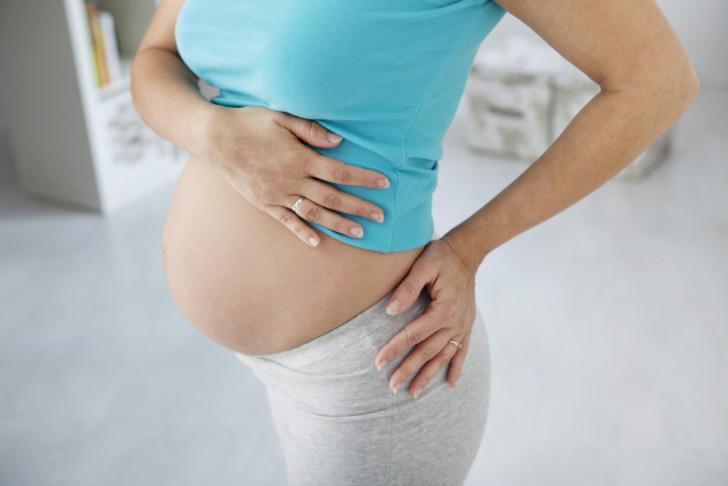Почему во время беременности болит правый бок внизу живота и под ребрами на ранних и поздних сроках, как устранить боль?