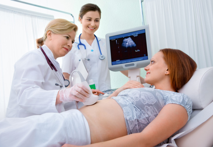Тест положительный и выдает две полоски, а УЗИ беременность не показывает: почему так может быть на ранних сроках?
