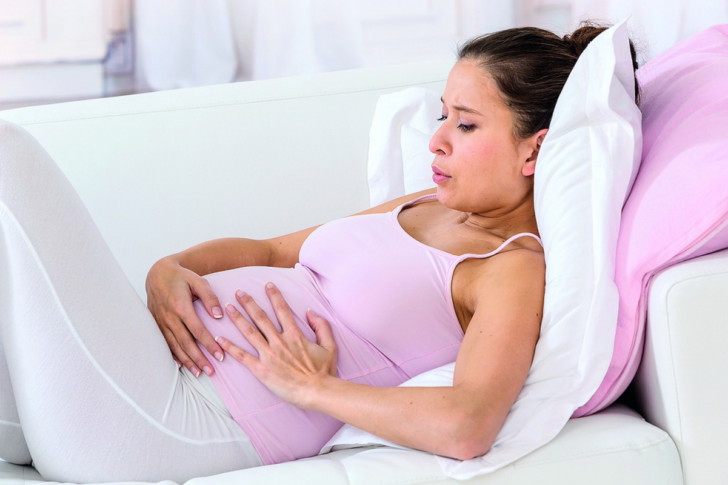 Как начинаются и сколько длятся первые родовые схватки, как распознать начало родов и какие ощущения бывают у женщины?