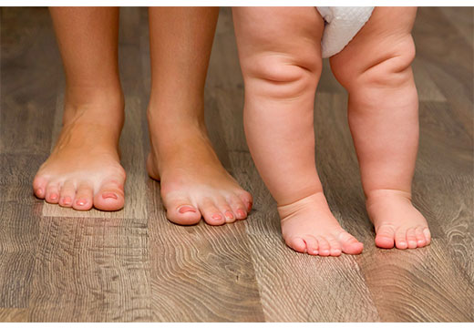 Детские и взрослые ноги