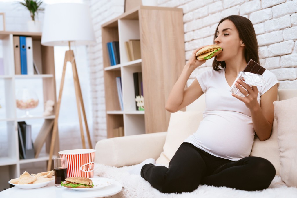 Причины изжоги в третьем триместре беременности, способы от нее избавиться на поздних сроках