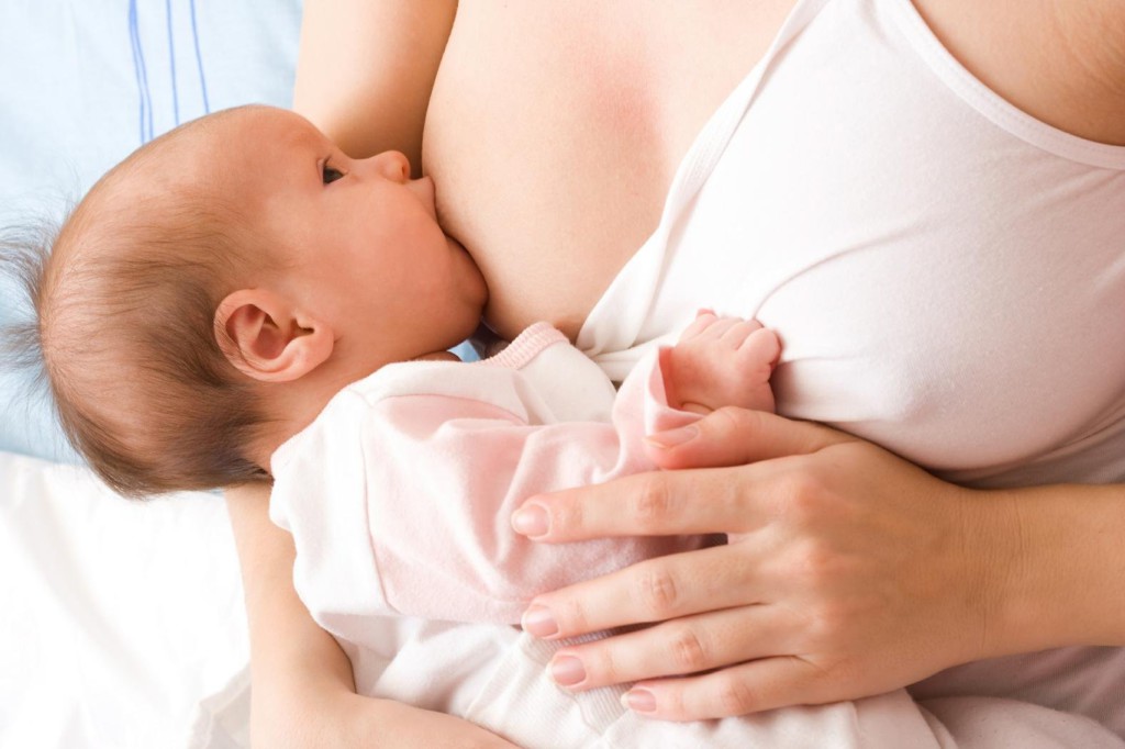 Как правильно кормить новорожденного кроху грудным молоком: прикладывание к груди, кормление по часам и по требованию