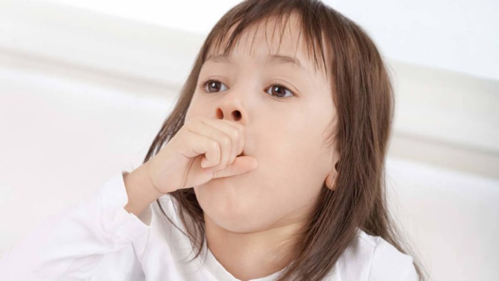 Как лечить горловой (гортанный) кашель у ребенка: медикаментозные и народные средства