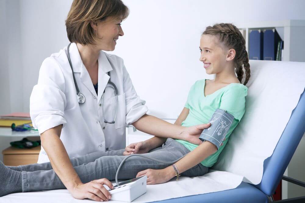 Почему у ребенка может быть низкое давление, каковы сопутствующие симптомы и лечение патологии?