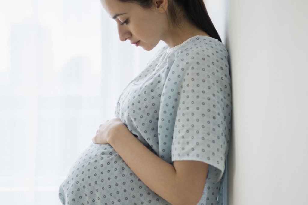 Как начинаются схватки и потуги у первородящих женщин, каковы ощущения, сколько длятся роды при первой беременности?