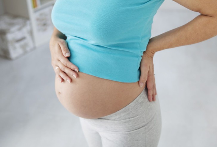 Слизистые выделения на ранних сроках, во втором и третьем триместрах беременности: причины, норма и патология