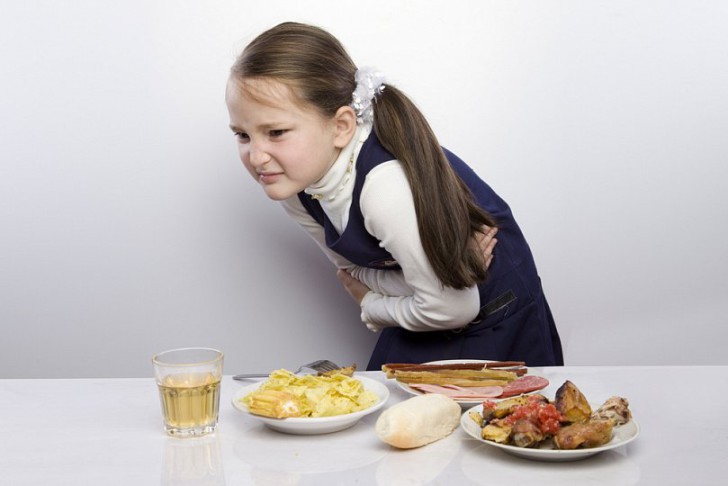 Почему у ребенка болит живот во время приема пищи или сразу после еды: причины детских жалоб и способы лечения