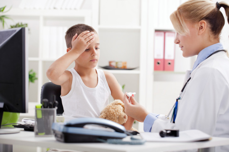 У ребенка рвота, болит голова и живот: причины, сопутствующие симптомы и лечение
