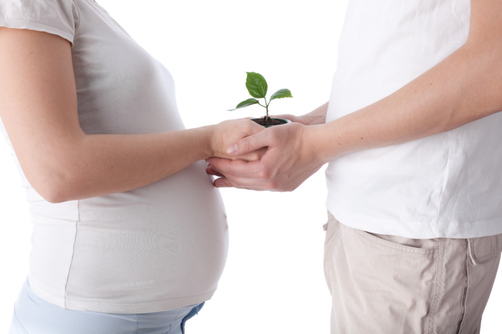 Во сколько недель рожают после ЭКО, какой вид родоразрешения предпочтительнее – естественные роды или кесарево сечение?