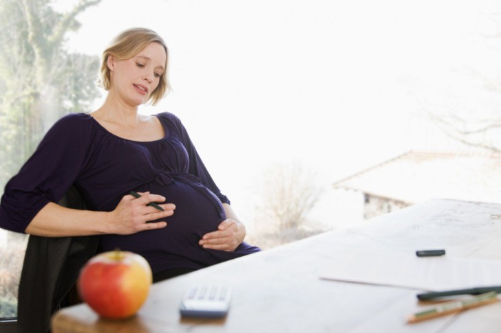 Какие слабительные средства можно принимать при запорах на ранних и поздних сроках беременности?