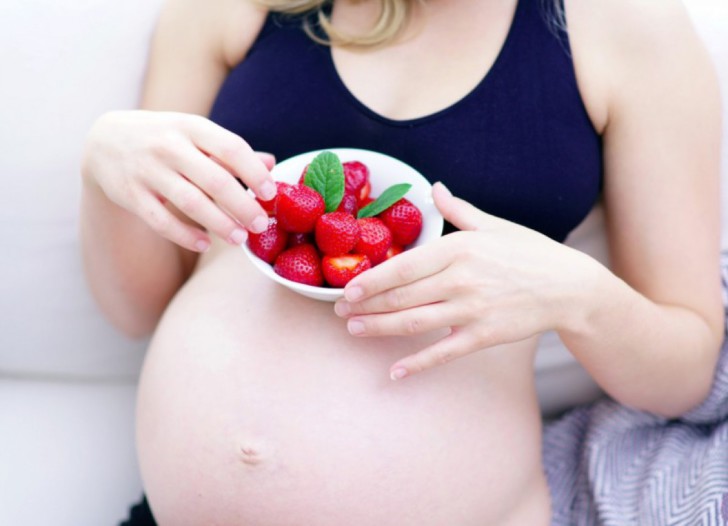 Клубника во время беременности: можно ли включать ягоду в меню в 1 или 2 триместре, разрешена ли она на поздних сроках?