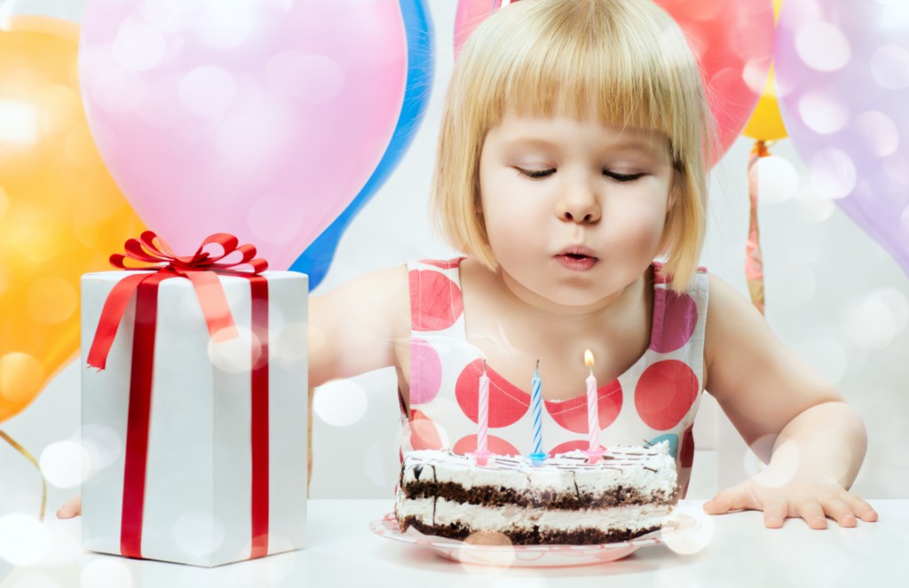 Подарок девочке на 3 года: что можно подарить ребенку на день рождения?