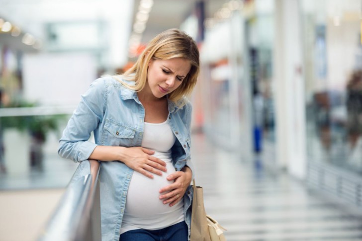 Болит и тянет низ живота во 2 триместре беременности: что означают колющие и тянущие боли и что делать?