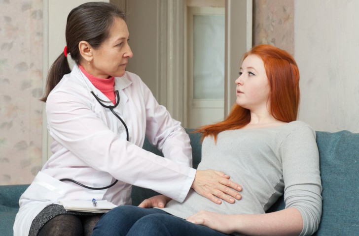 Почему при задержке месячных и положительном тесте на беременность тянет низ живота и поясницу, как облегчить симптомы?