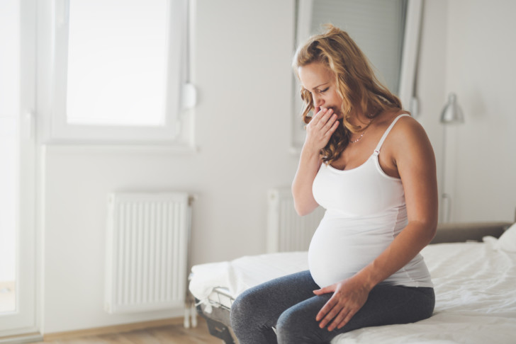 Пищевое отравление у беременных: что делать на ранних и поздних сроках беременности, если беспокоит рвота и понос?