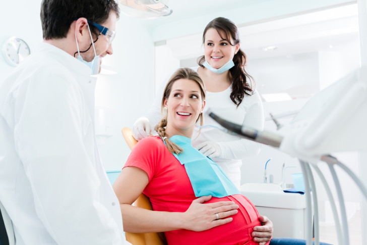 Можно ли лечить и удалять зубы на ранних и поздних сроках беременности, влияют ли стоматологические процедуры на плод?