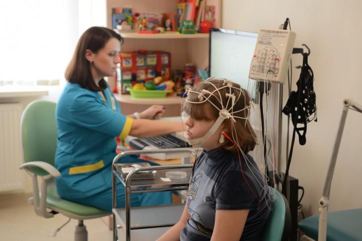 Что показывает ЭЭГ головного мозга у ребенка: нормы, расшифровка результатов и нарушения на энцефалограмме