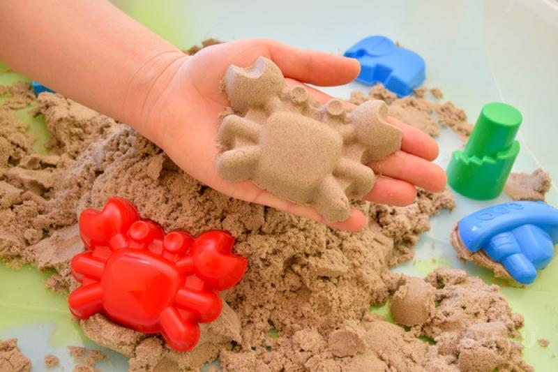 Детский кинетический нерассыпающийся песок для лепки: что это такое и в чем отличия от других видов?