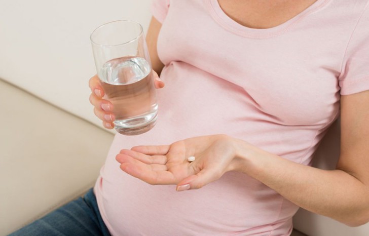Дюфастон: помогает ли препарат при угрозе выкидыша на ранних сроках беременности, в какой дозировке его принимать?