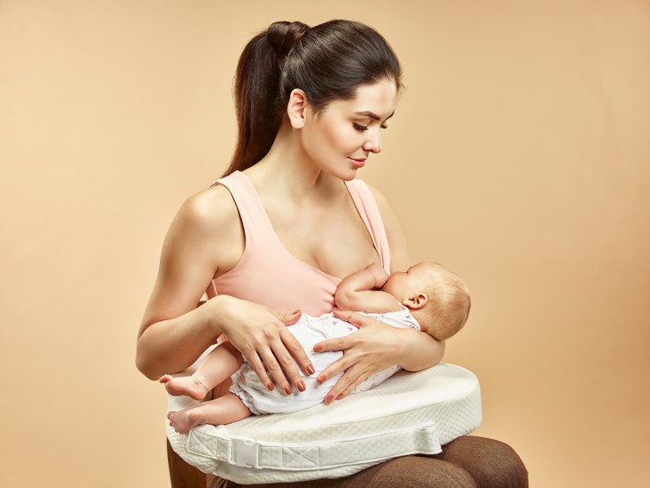 9 удобных поз для кормления новорожденных: фото-инструкции и рекомендации по грудному вскармливанию грудничков