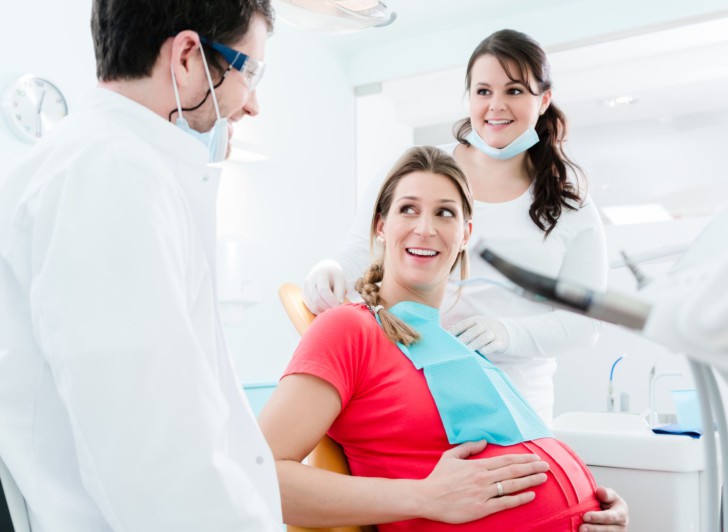 Можно ли во время беременности удалять зубы: насколько удаление опасно для беременной и плода?