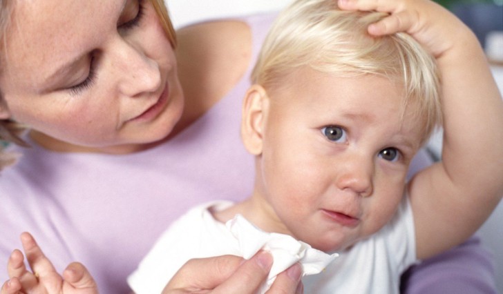 Что делать, если ребенок жалуется на боли в ушах: как оказать первую помощь в домашних условиях?