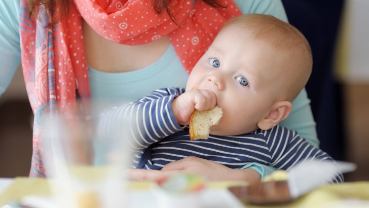 Меню ребенка 6-ти месяцев: рацион питания на каждый день в таблицах при искусственном и грудном вскармливании