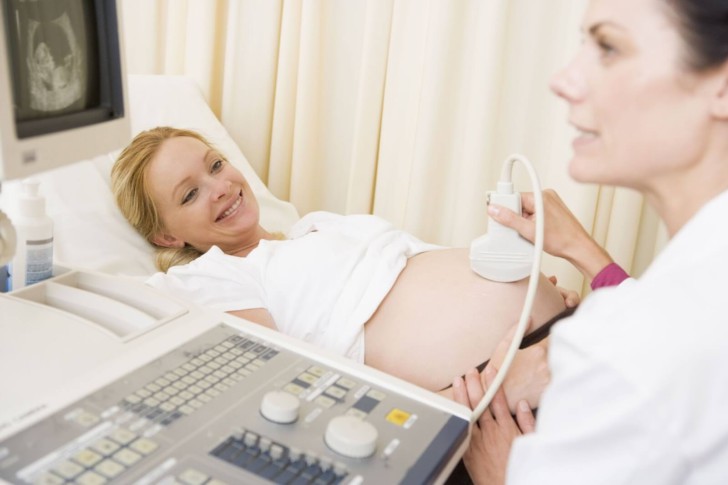 Пупочная грыжа и беременность: что делать, можно ли рожать, какие могут быть последствия?