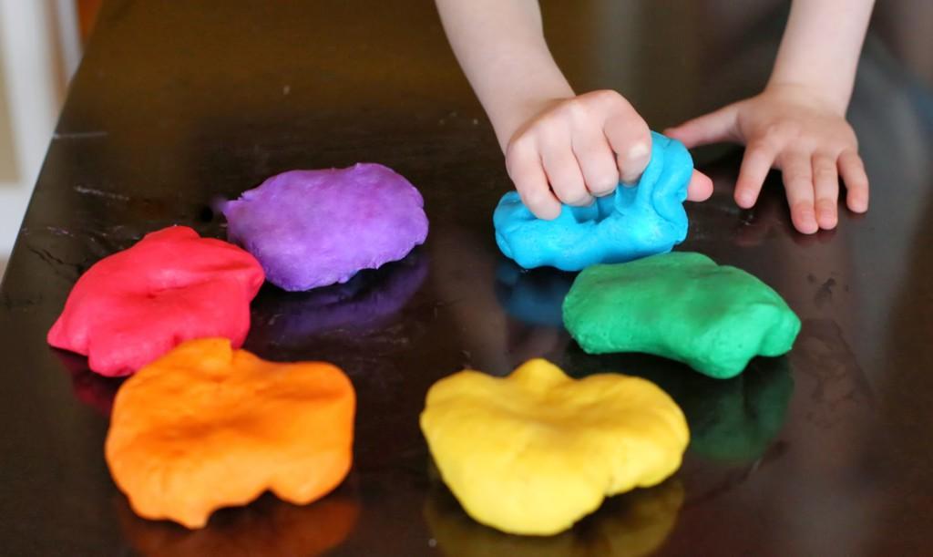 Уроки лепки из пластилина с фото для детей 3–4 лет: как научить малыша лепить?