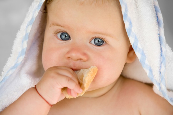 Чем кормить малыша в 1 год: таблицы с рационом и режимом питания годовалого ребенка