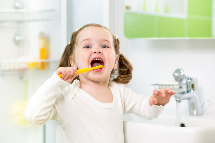 Сроки и схема замены молочных зубов на постоянные у детей: какие выпадают первыми, сколько длится прорезывание?