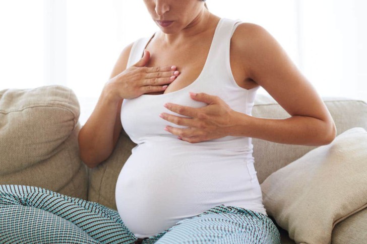 Что происходит с грудью перед родами, почему она наливается и болят соски, можно ли избежать неприятных ощущений?