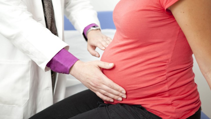 При беременности болит низ живота слева и справа: почему возникает боль на ранних и поздних сроках, что делать?