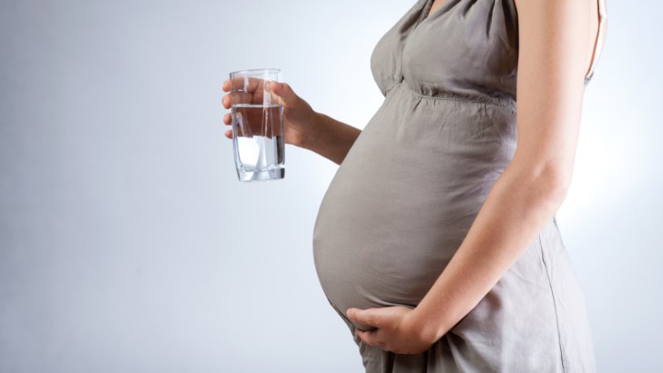 Опасна ли при беременности густая кровь у женщины, каковы последствия для ребенка, в чем причины и как проходит лечение?
