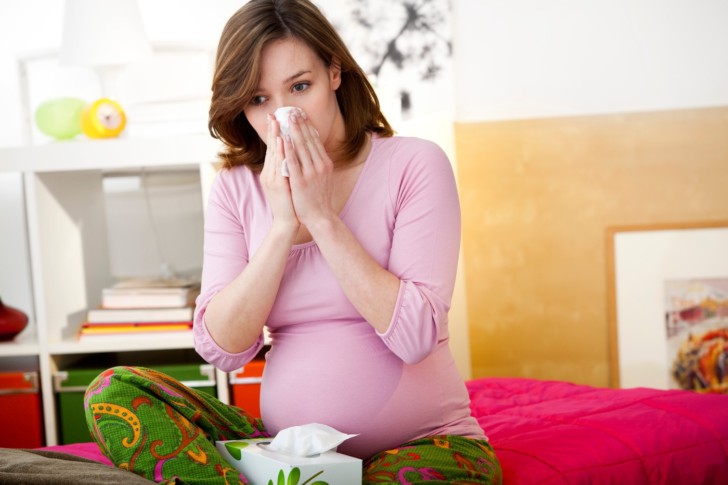 Простуда и насморк у женщины как признак беременности на ранних сроках: почему появляется заложенность носа до задержки?