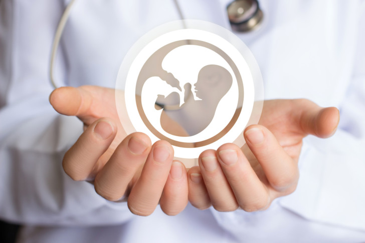 Во сколько недель рожают после ЭКО, какой вид родоразрешения предпочтительнее – естественные роды или кесарево сечение?