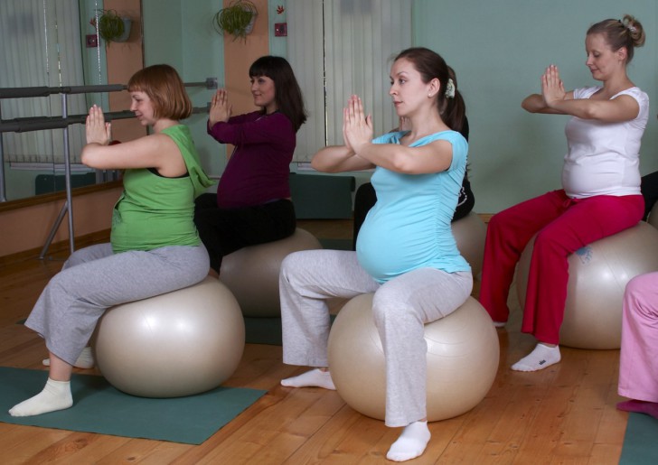 Упражнения и специальная гимнастика для беременных на фитболе: как проводить занятия на мяче в домашних условиях?