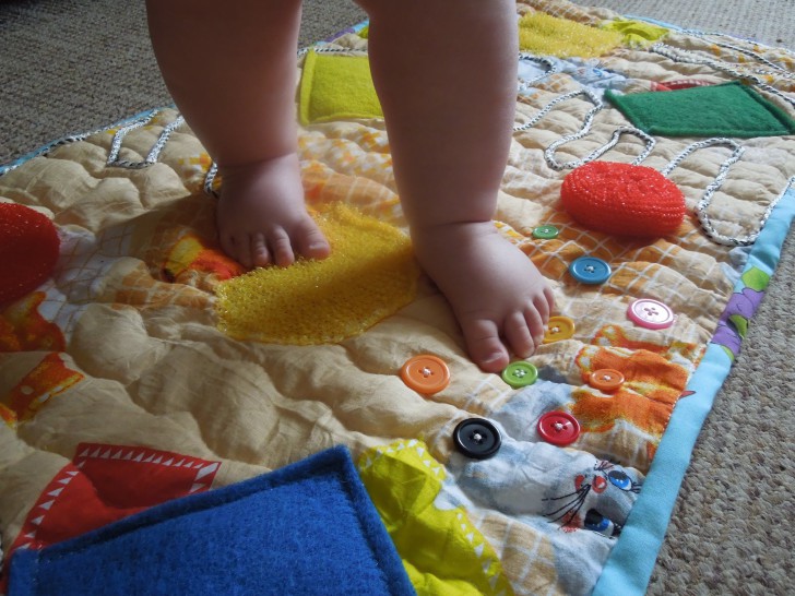 Массажный ортопедический коврик для детей: фото-обзор и изготовление своими руками