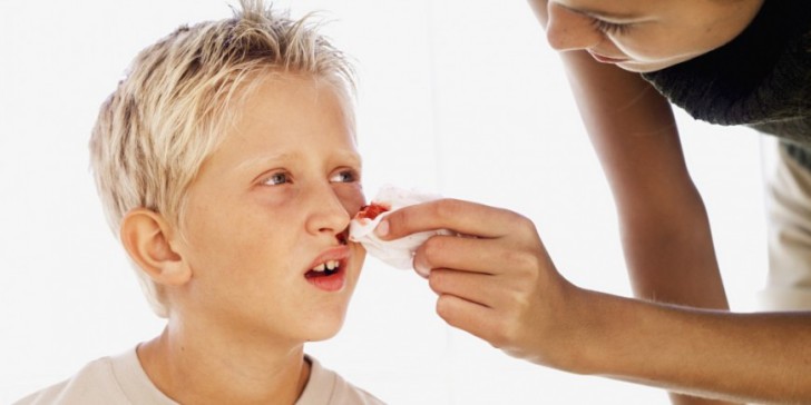 Что делать, если у ребенка во время насморка из носа идут сопли с кровью?
