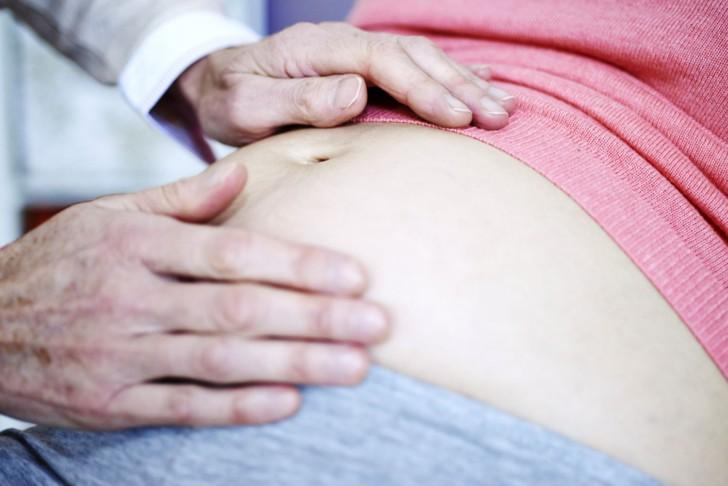 Какие причины и признаки замершей внематочной беременности на раннем сроке, может ли сама выйти?