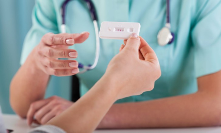 Внематочная беременность на раннем сроке: как определить, что покажет тест?
