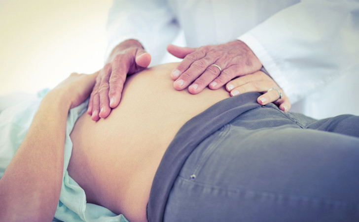 Почему во время беременности болит правый бок внизу живота и под ребрами на ранних и поздних сроках, как устранить боль?