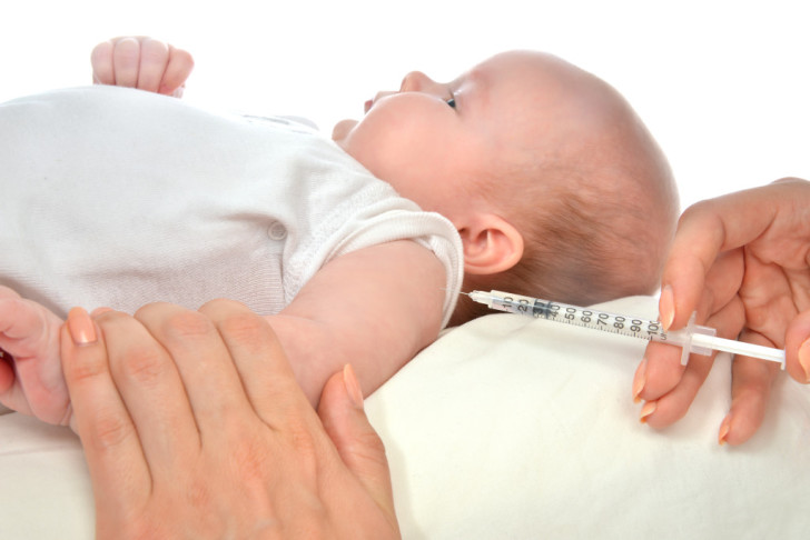 Какие прививки делают маленьким детям в 3 месяца: график вакцинации и побочные реакции